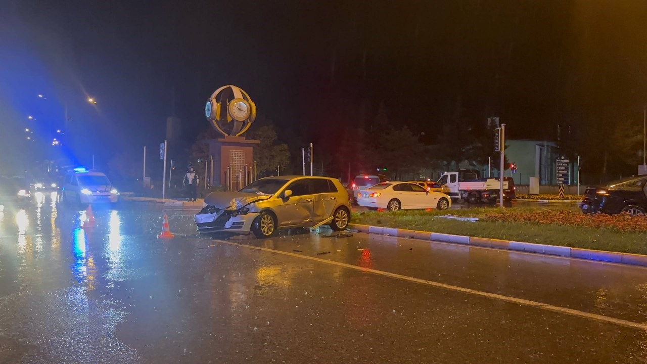 Erzincan’da sağanak yağış sonrası trafik kazası: 3 yaralı

