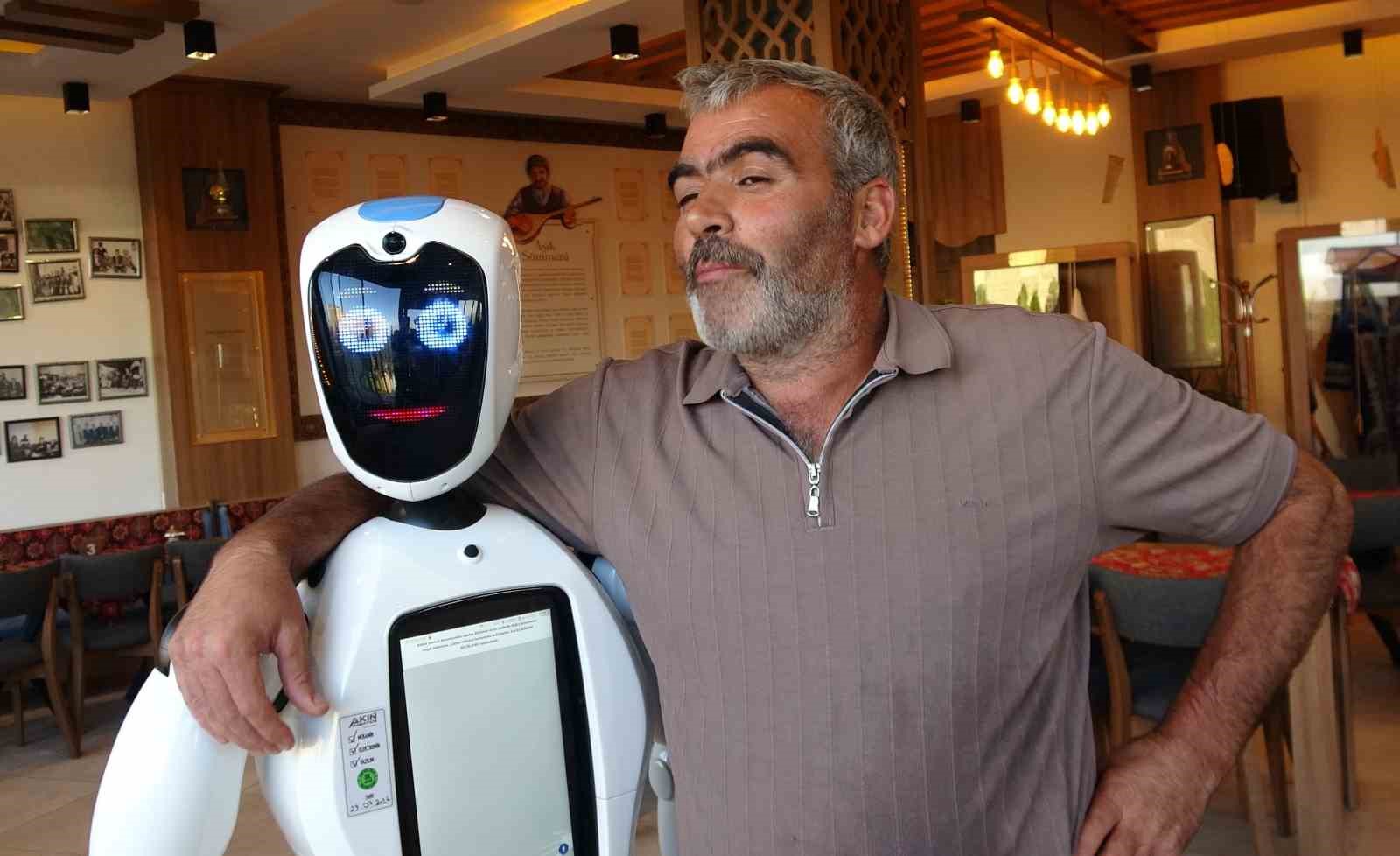 Erzurumlular robot Şukufe’yi çok sevdi: "Ağzı olsa cağ kebabı yiyecek"
