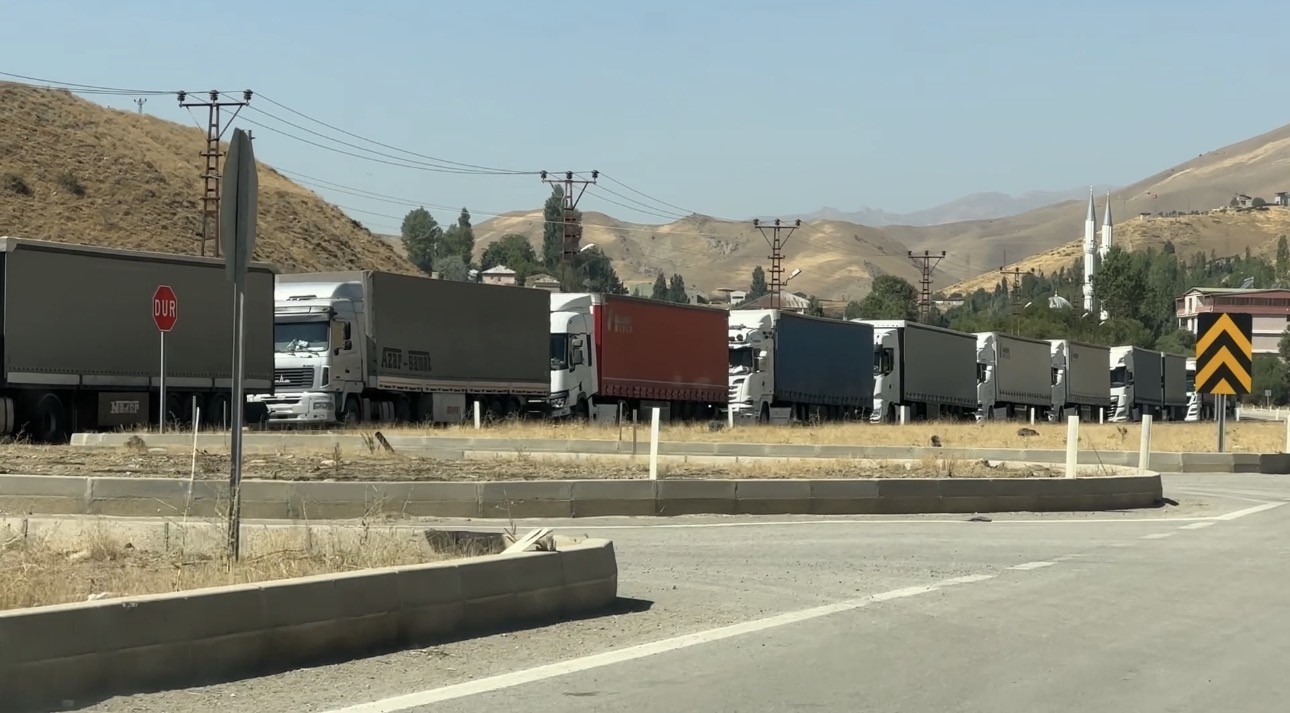 Esendere Gümrük Kapısı’nda 3 kilometrelik tır kuyruğu oluştu
