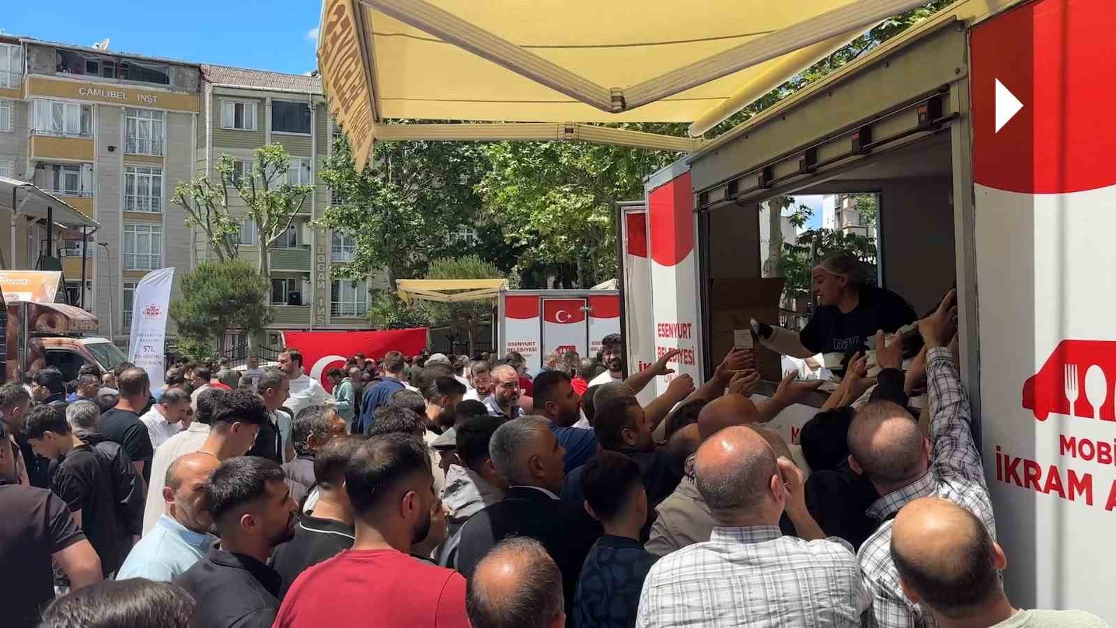 Esenyurt’ta Fetih yıl dönümünde camilerde aşure ikramı
