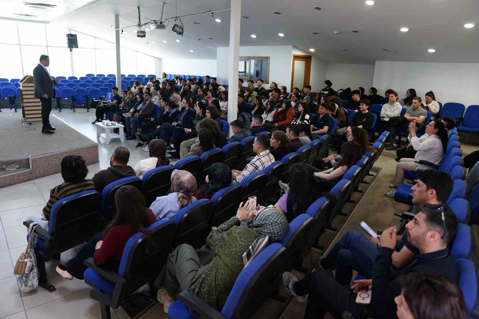 Esenyurt’ta gençlere yapay zeka çağında kariyer rehberliği
