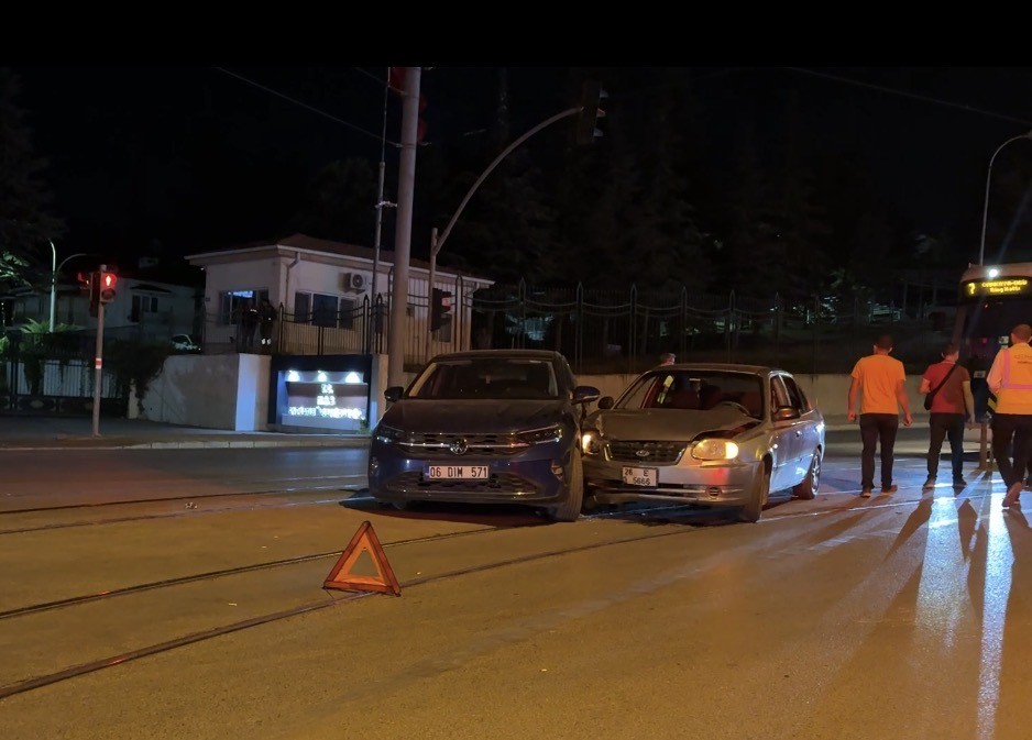 Eskişehir’de iki otomobil çarpıştı: 2 yaralı
