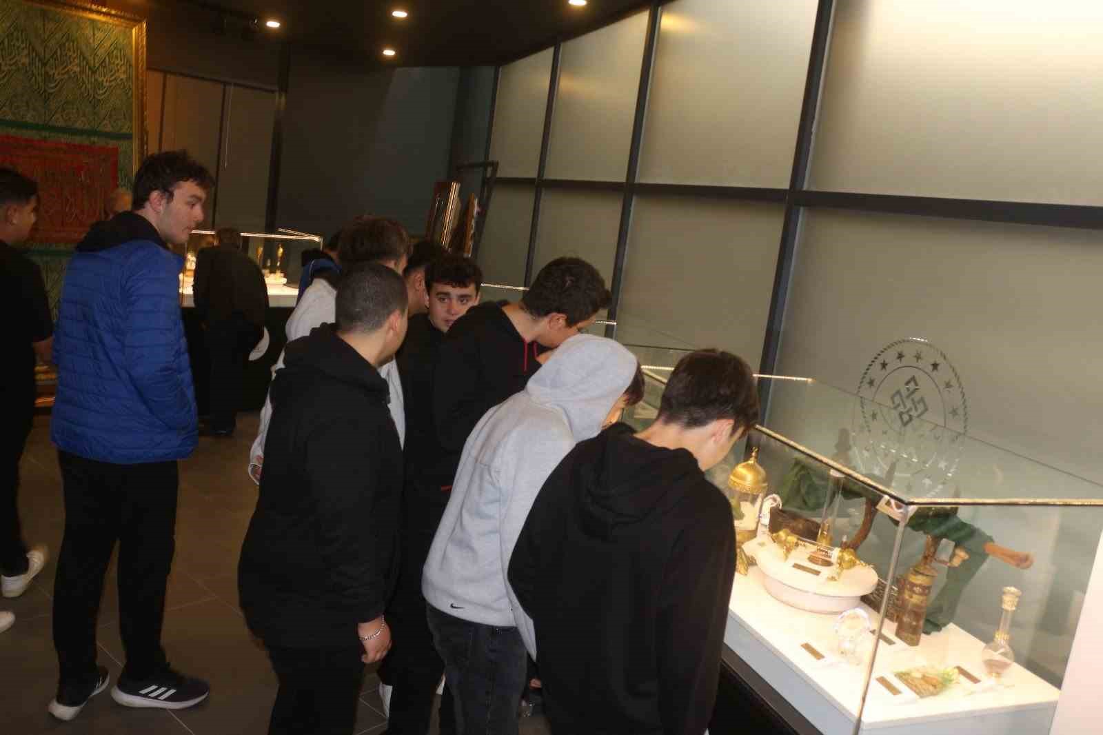 Eskişehirli gençler Mukaddes Emanetler Sergisi’ni ziyaret etti
