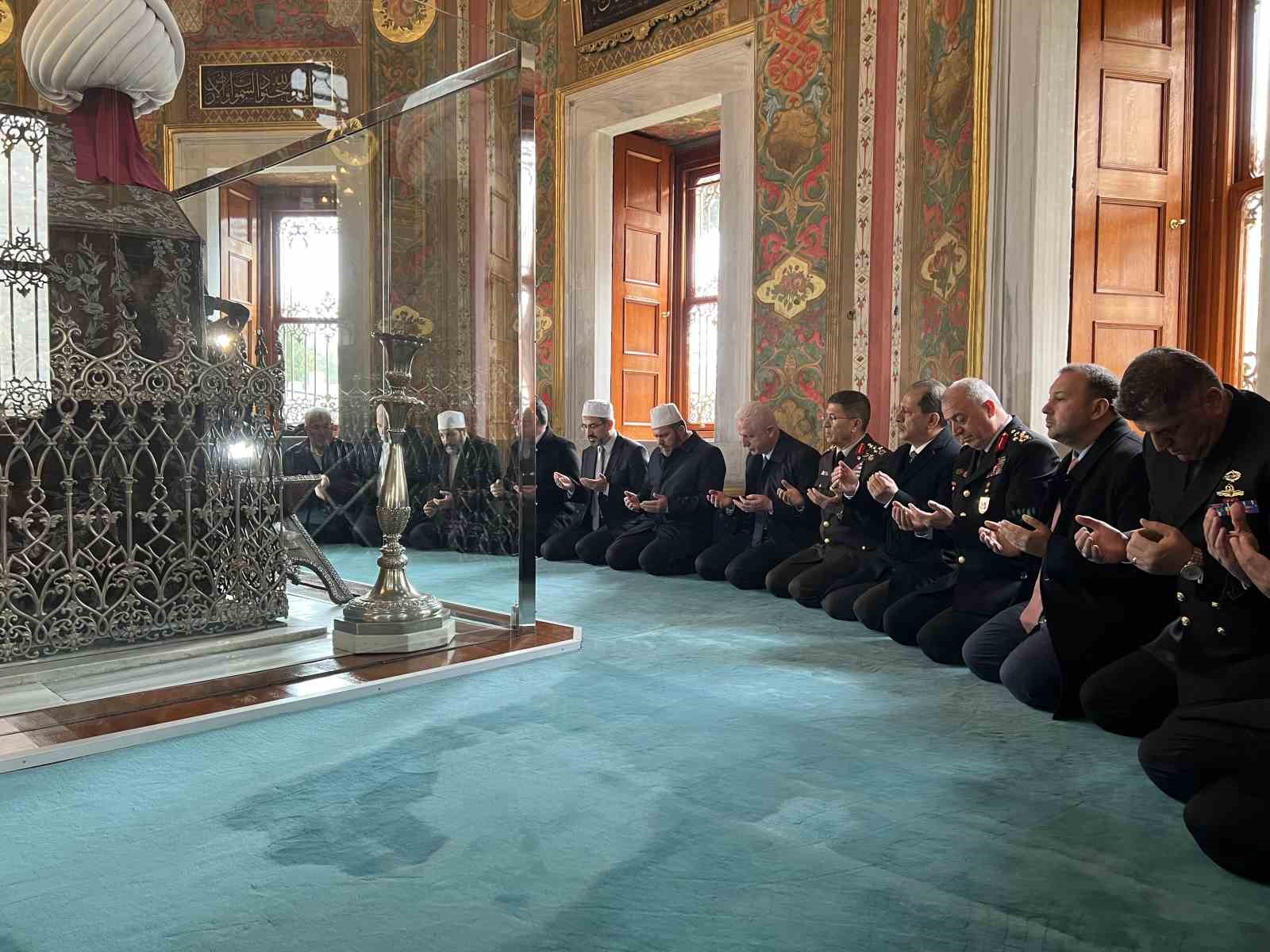 Fatih Sultan Mehmet Han vefatının 545’inci yıldönümünde kabri başında dualarla anıldı
