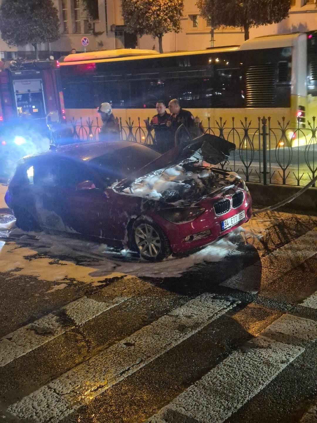 Fatih’te yanan otomobil hurdaya döndü
