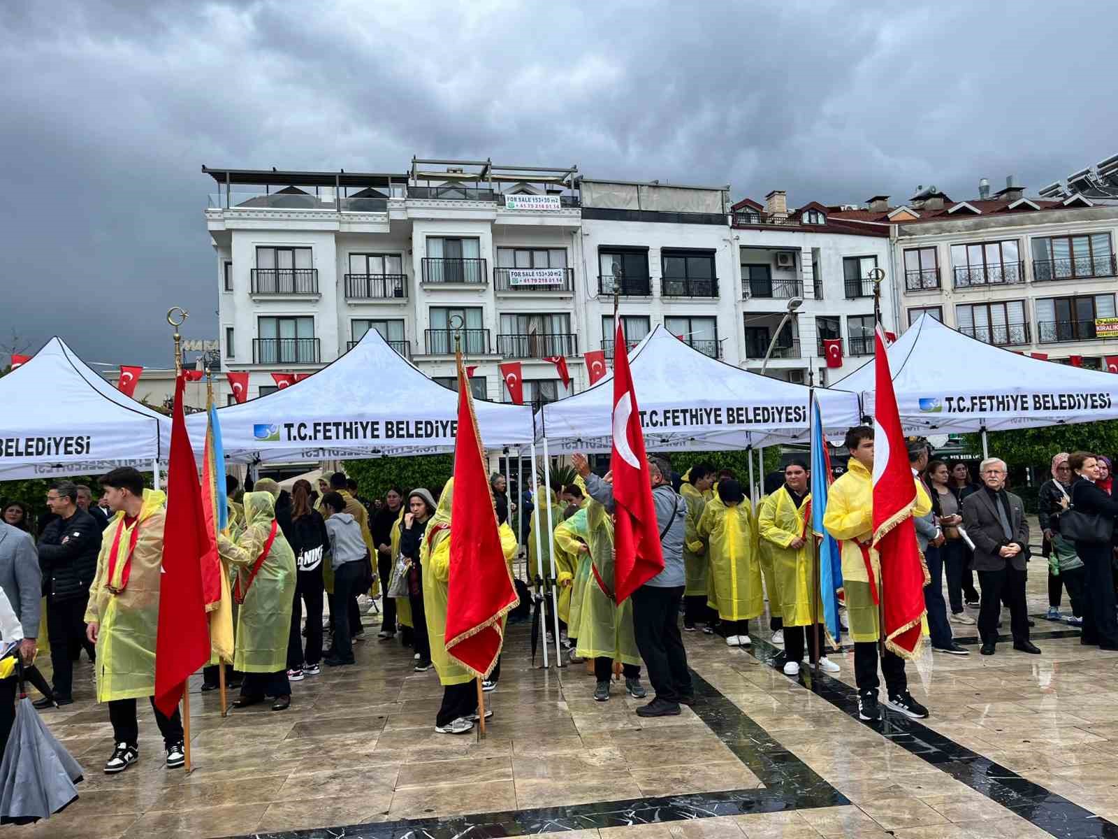 Fethiye’de Cumhuriyet Bayramı coşkusu çelenk sunma töreniyle başladı
