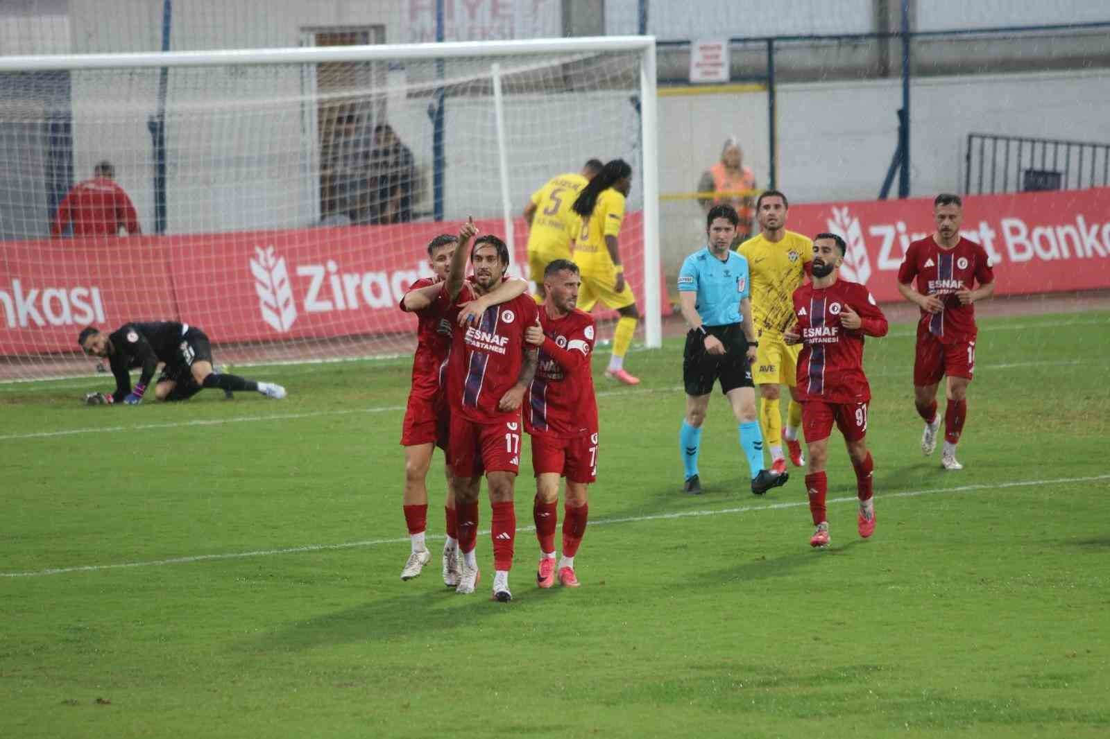 Fethiyespor - Eyüpspor maçı şiddetli yağışa takıldı
