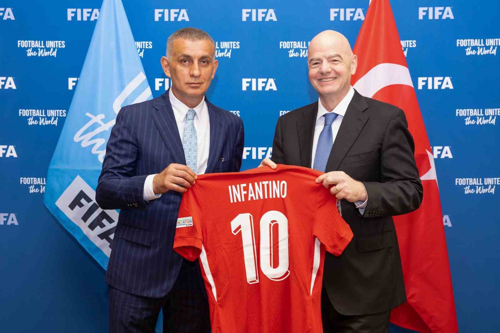 FIFA Başkanı Infantino’dan Türkiye’ye tebrik

