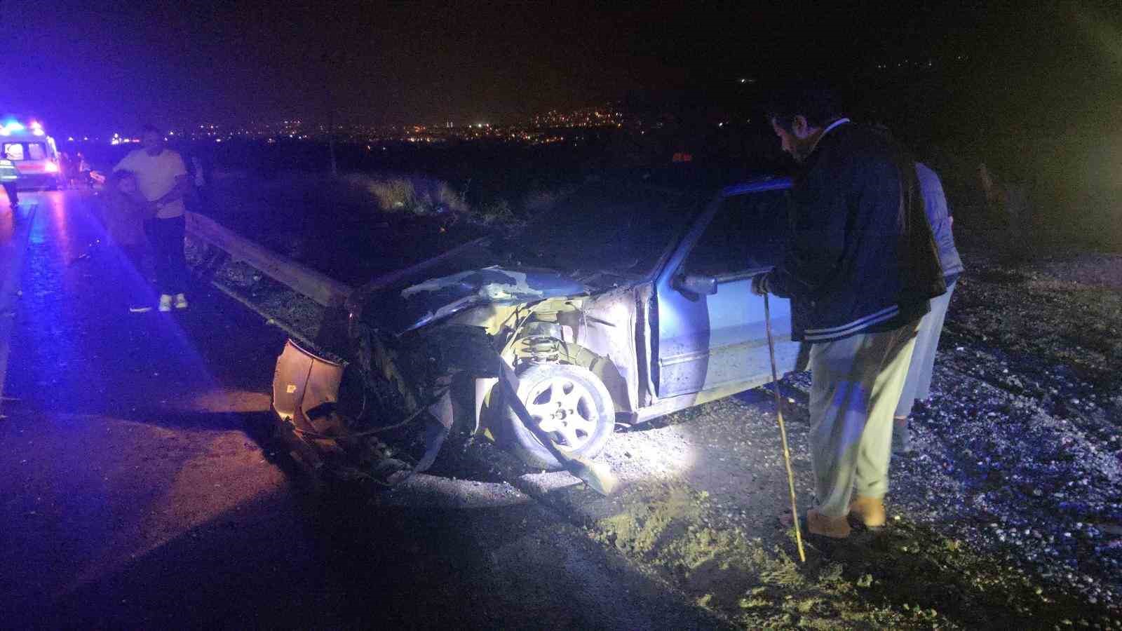 Freni boşalan otomobil yolcu otobüsüyle çarpıştı
