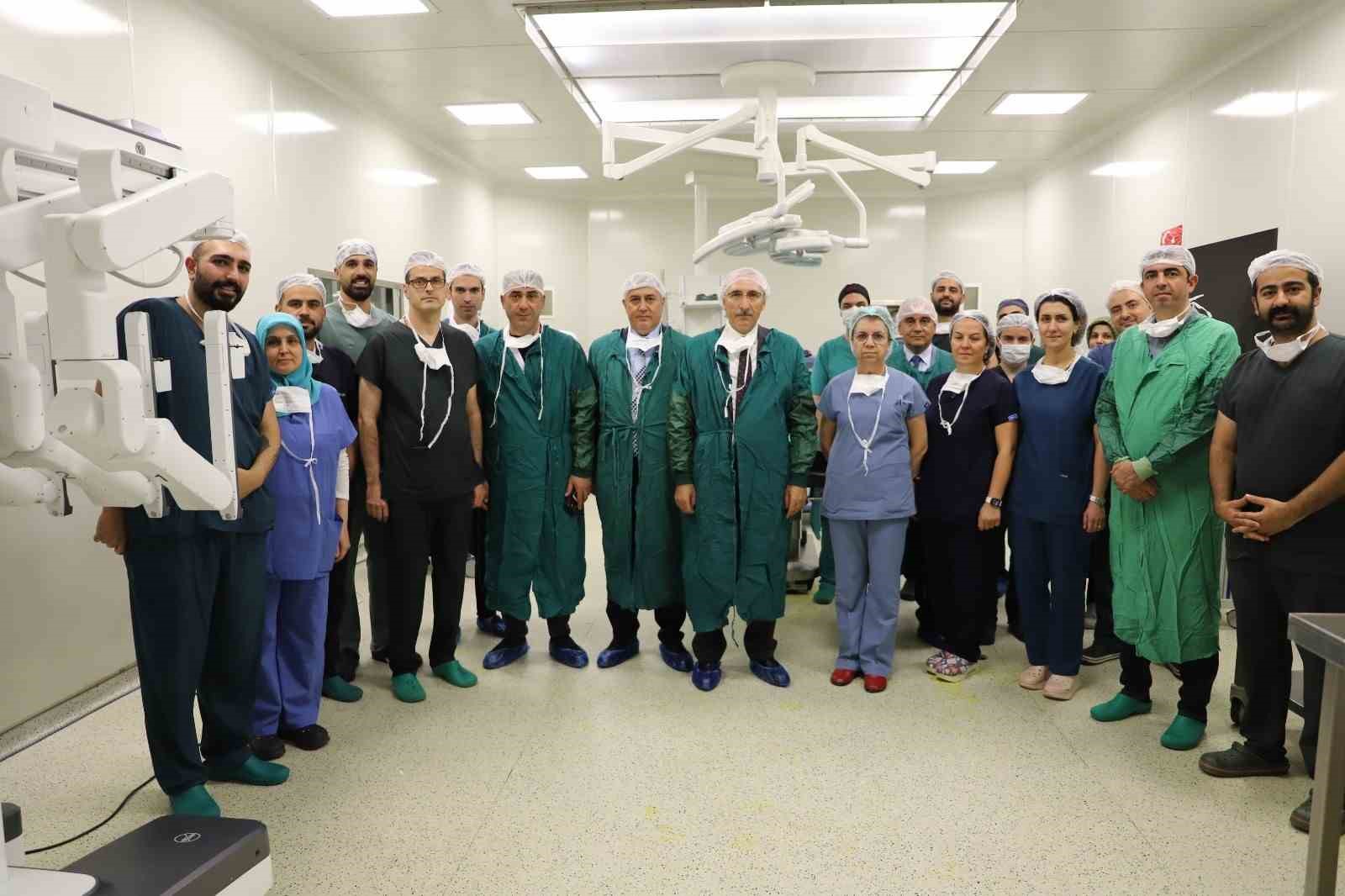 FÜ Hastanesi’nde robotik cerrahi sistemi hizmete girdi
