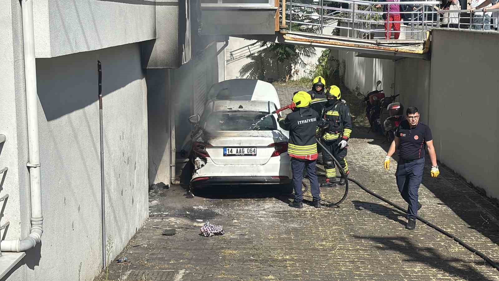 Garajda hava kompresörü yangın çıkarttı, otomobil ve apartman hasar aldı: 3 kişi dumandan etkilendi
