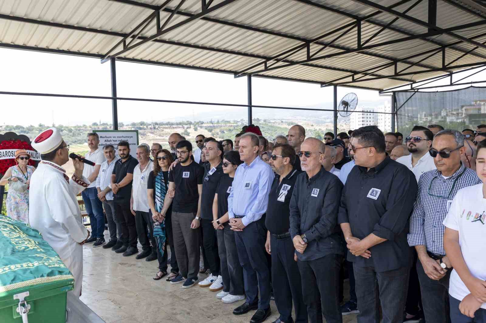 Gazeteci Duygu Öksüz Canova son yolculuğuna uğurlandı
