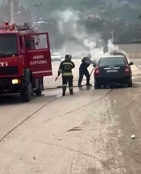 Gaziantep’te seyir halindeki araç alev aldı
