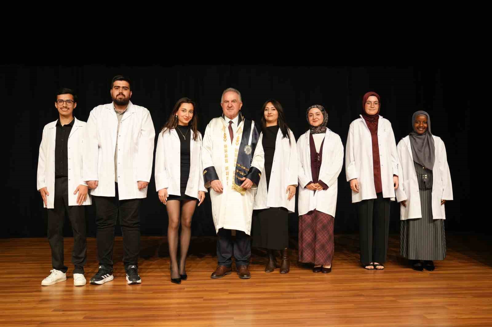 Geleceğin eczacıları beyaz önlüklerini giydi
