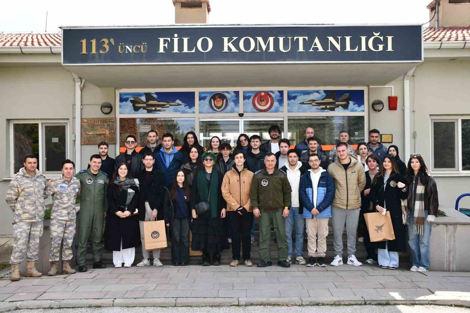 Gençler kışlada Mehmetçikle omuz omuza bir gün geçirdi
