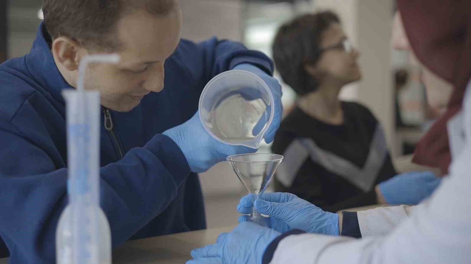 Gençler ve özel bireyler sakız kokulu kolonya üretti
