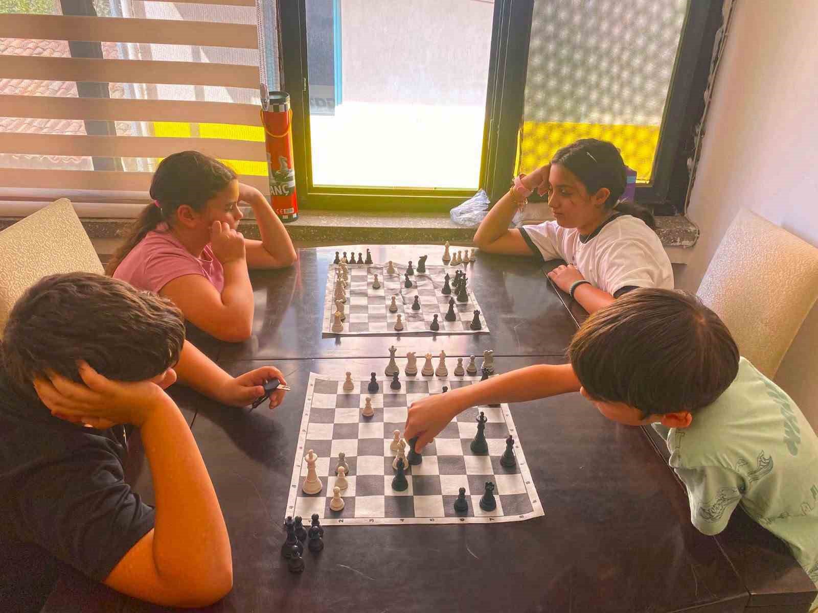 Germencik’te çocuklar yaz tatilini satranç öğrenerek değerlendiriyor
