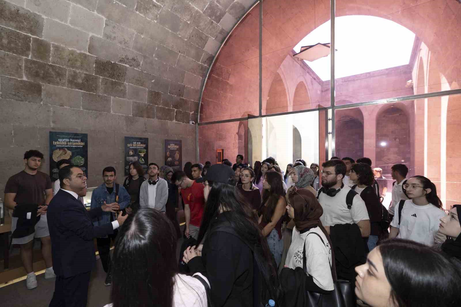 Gevher Nesibe’de tıp fakültesi öğrencilerine ilk ders
