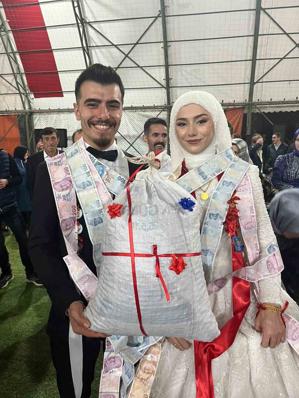 Giresun’da düğünde altın yerine bir çuval fındık taktılar
