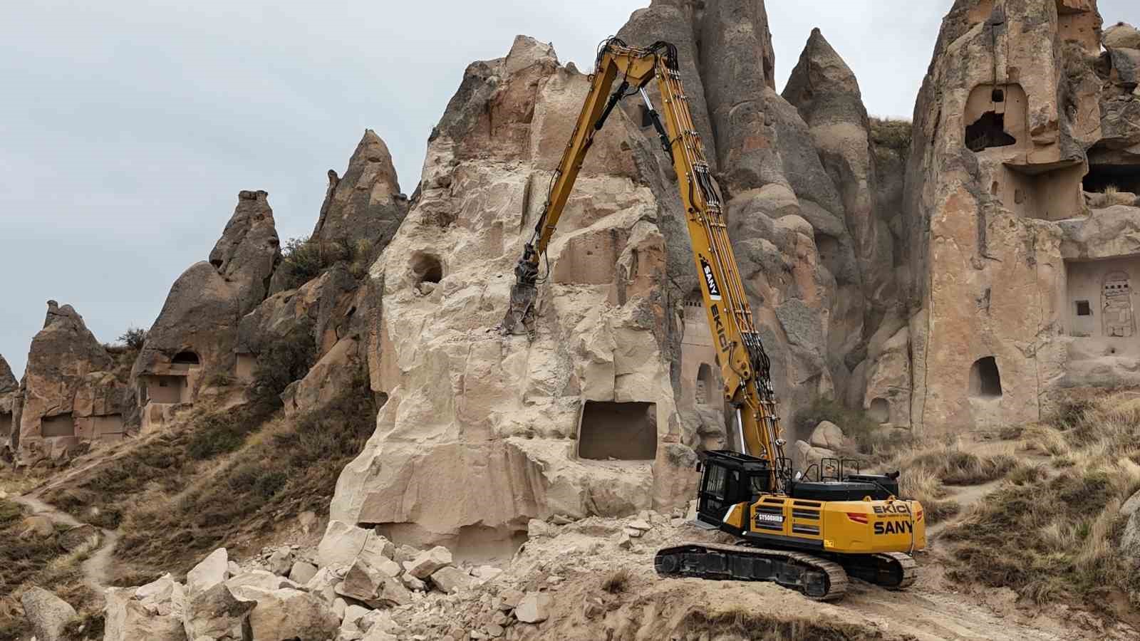 Göreme’de bir kısmı çöken  peribacasının çevresinde temizlik çalışmaları başladı

