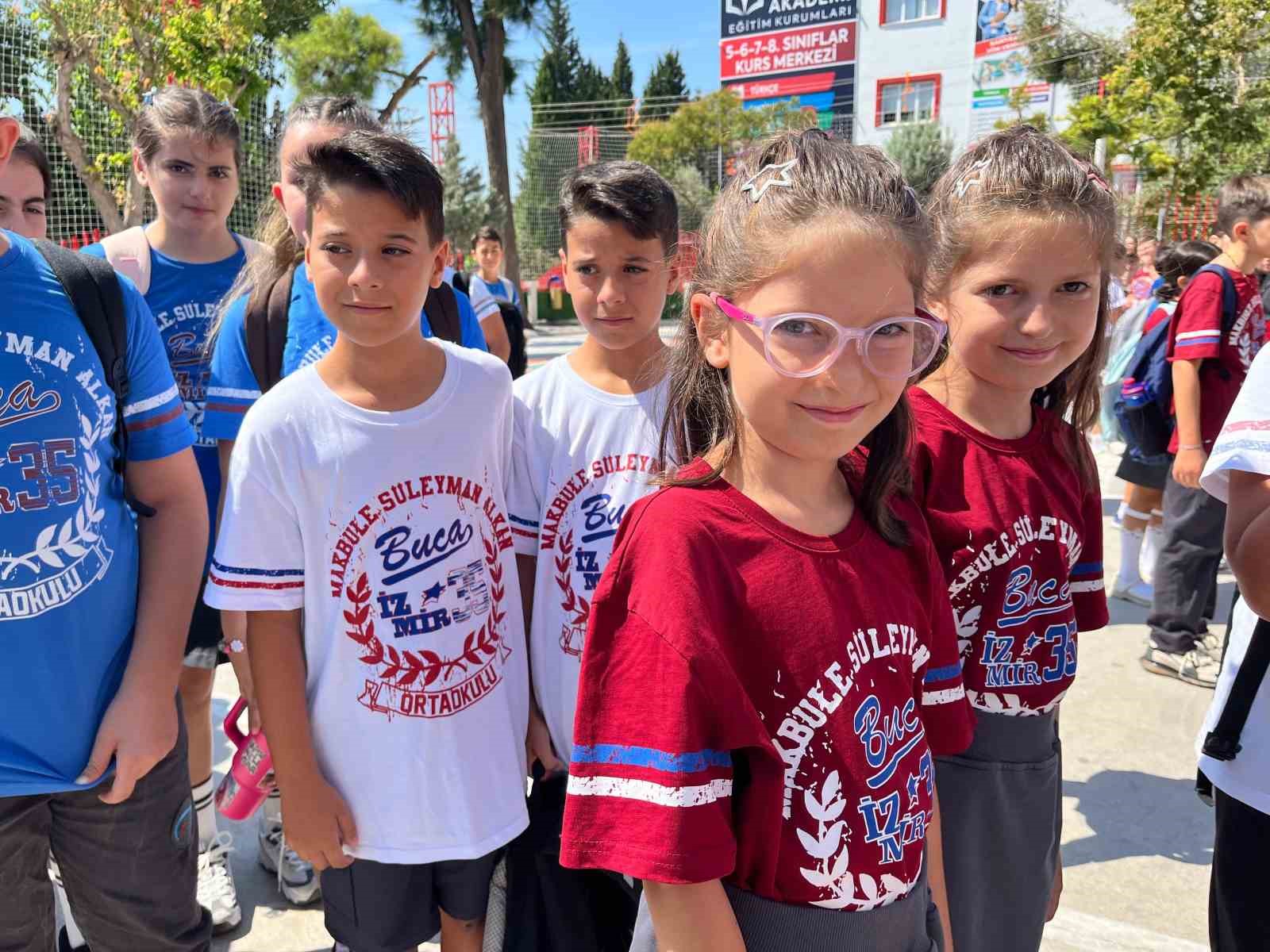 Görenler gözlerine inanamıyor: 27 çift ikiz aynı okulda
