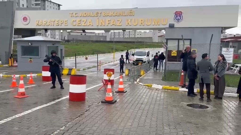 Görevinden uzaklaştırılan Üsküdar Belediye Başkanı Dedetaş ev hapsiyle tahliye edildi
