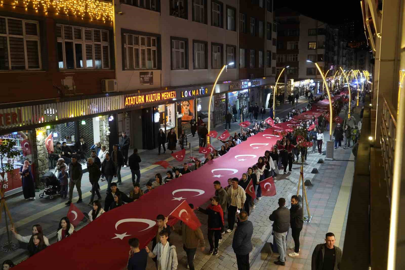 Gümüşhane’de meşaleler ve marşlar eşliğinde Cumhuriyet yürüyüşü

