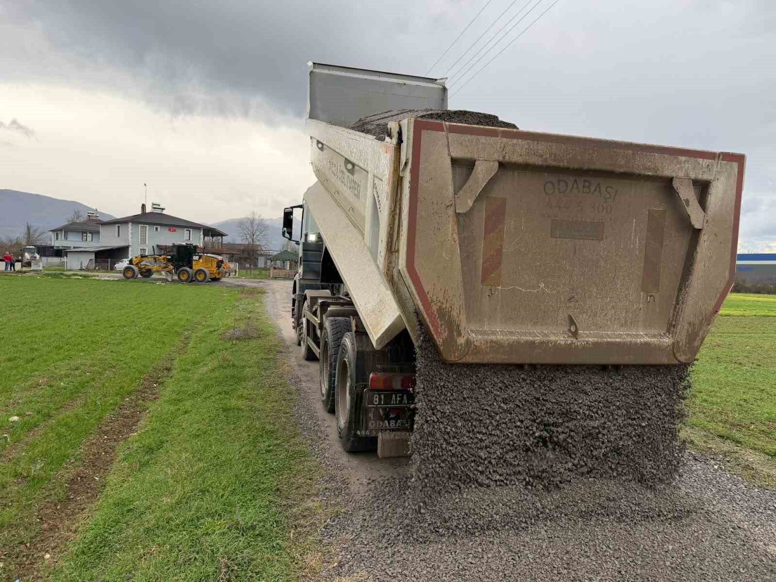 Gümüşpınar köyünde yollar açılıyor
