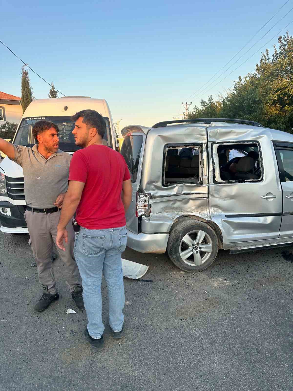 Hafif ticari araç ile kamyon çarpıştı: 3 yaralı
