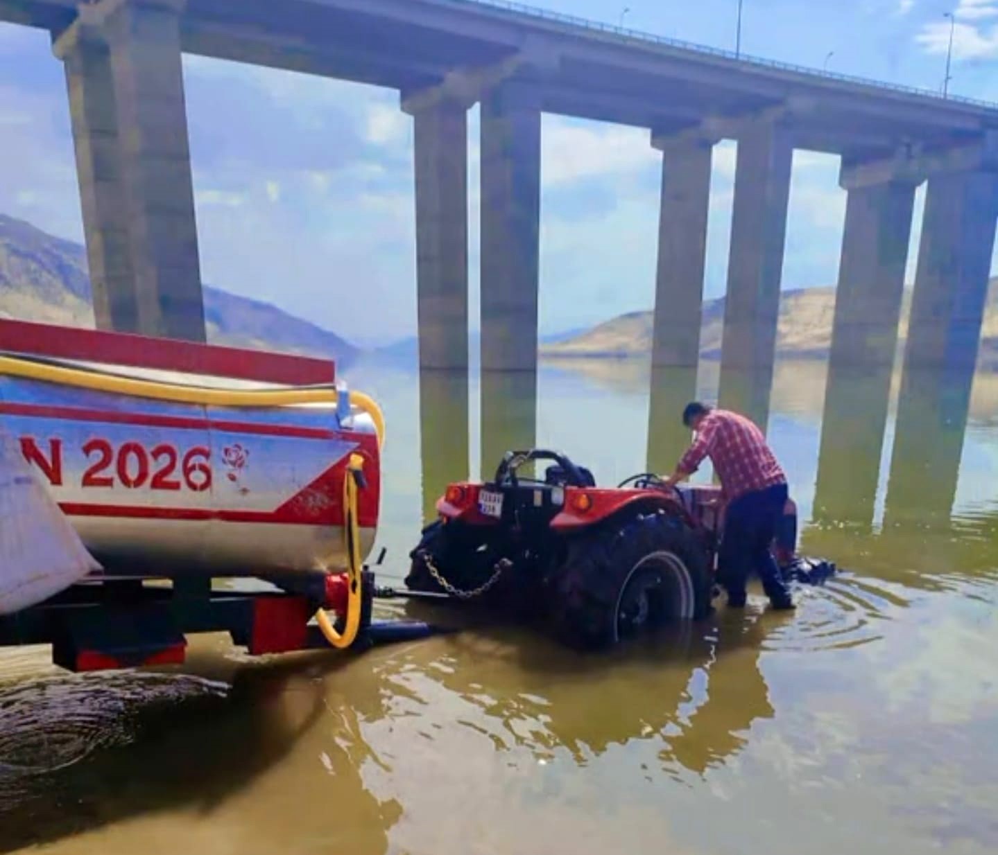 Hasankeyf’te baraj suyuna gömülen traktörü vatandaşlar çıkardı
