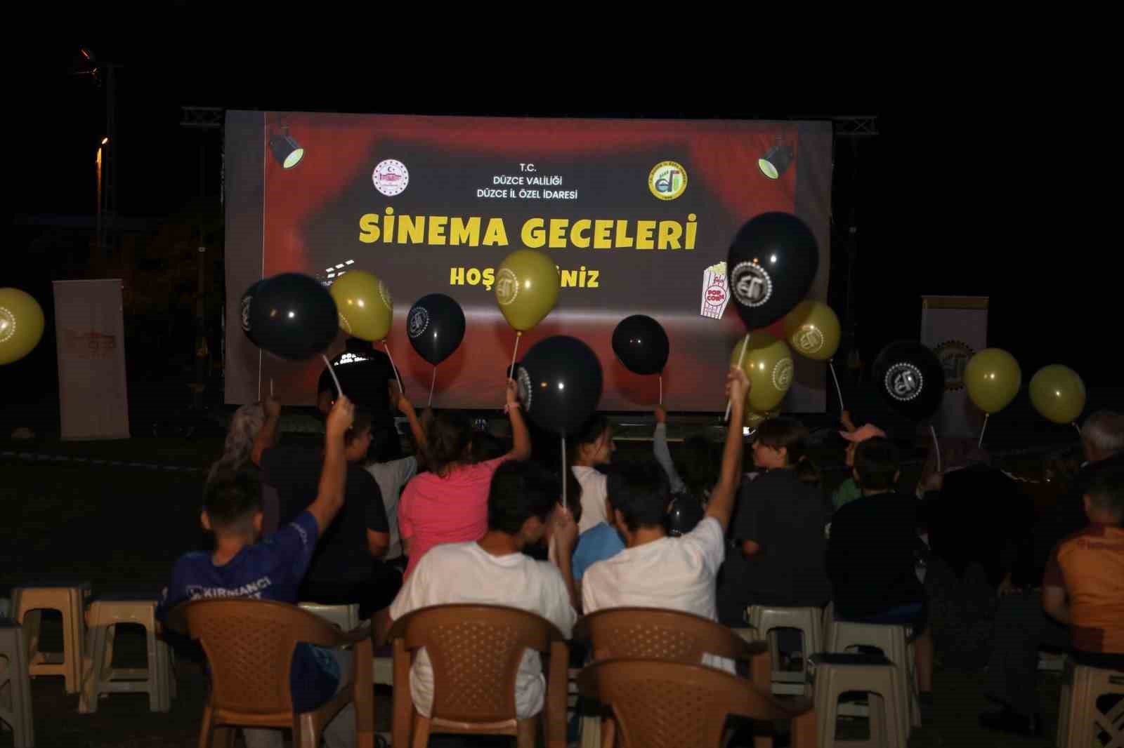 Hasanlar köyünde nostalji dolu açık hava sineması
