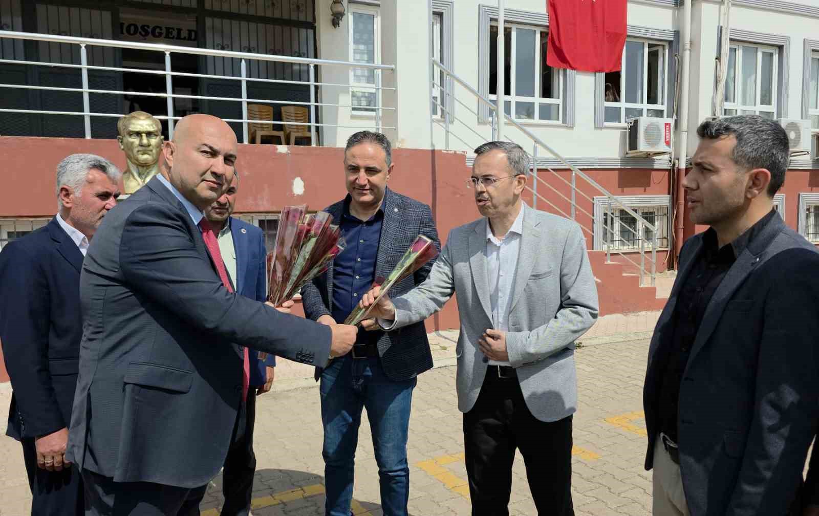 Hassalı muhtarlardan öğretmenlere çiçekli teşekkür
