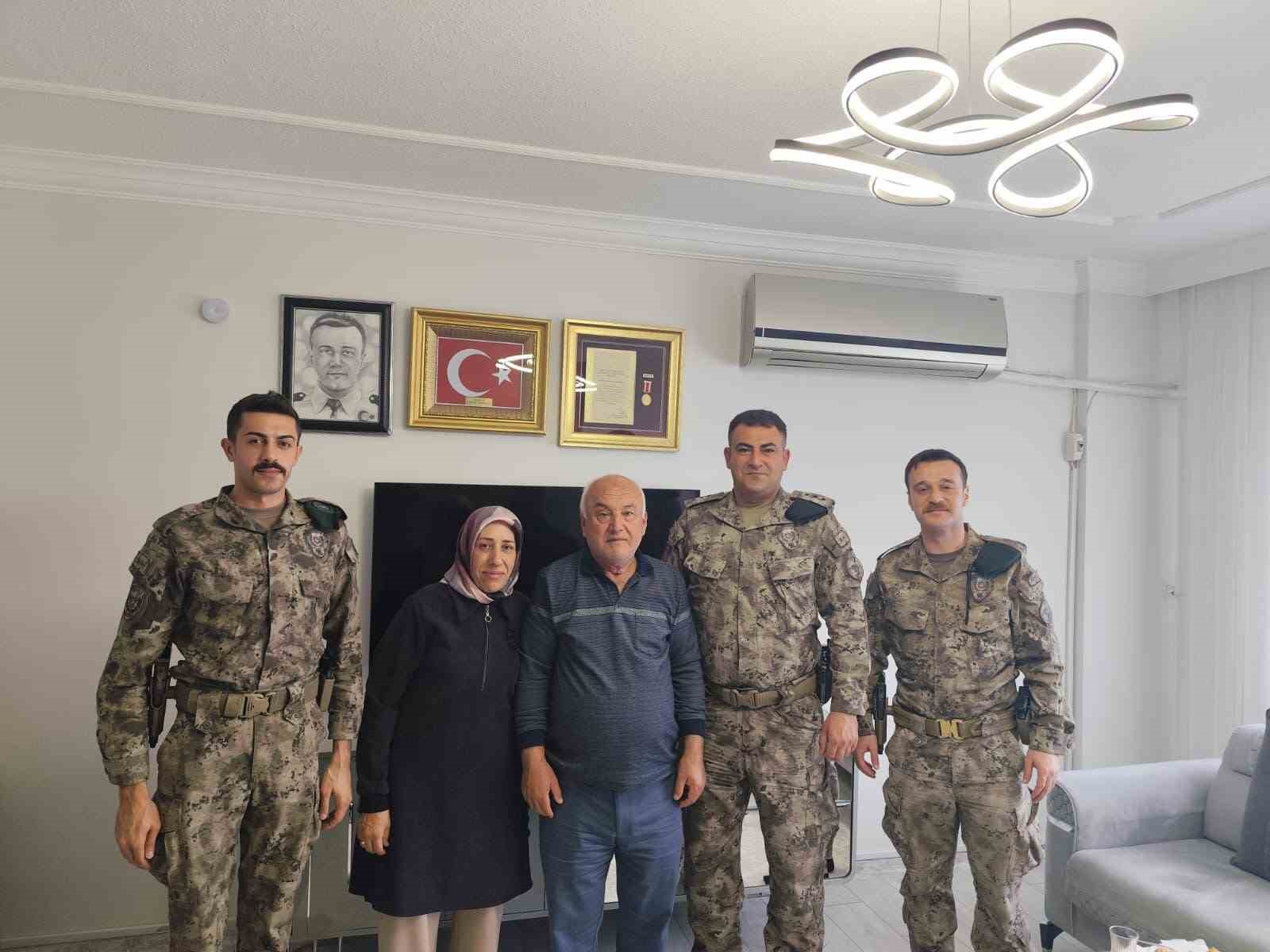 Hatay polisinden şehit  ailelerine babalar günü ziyareti
