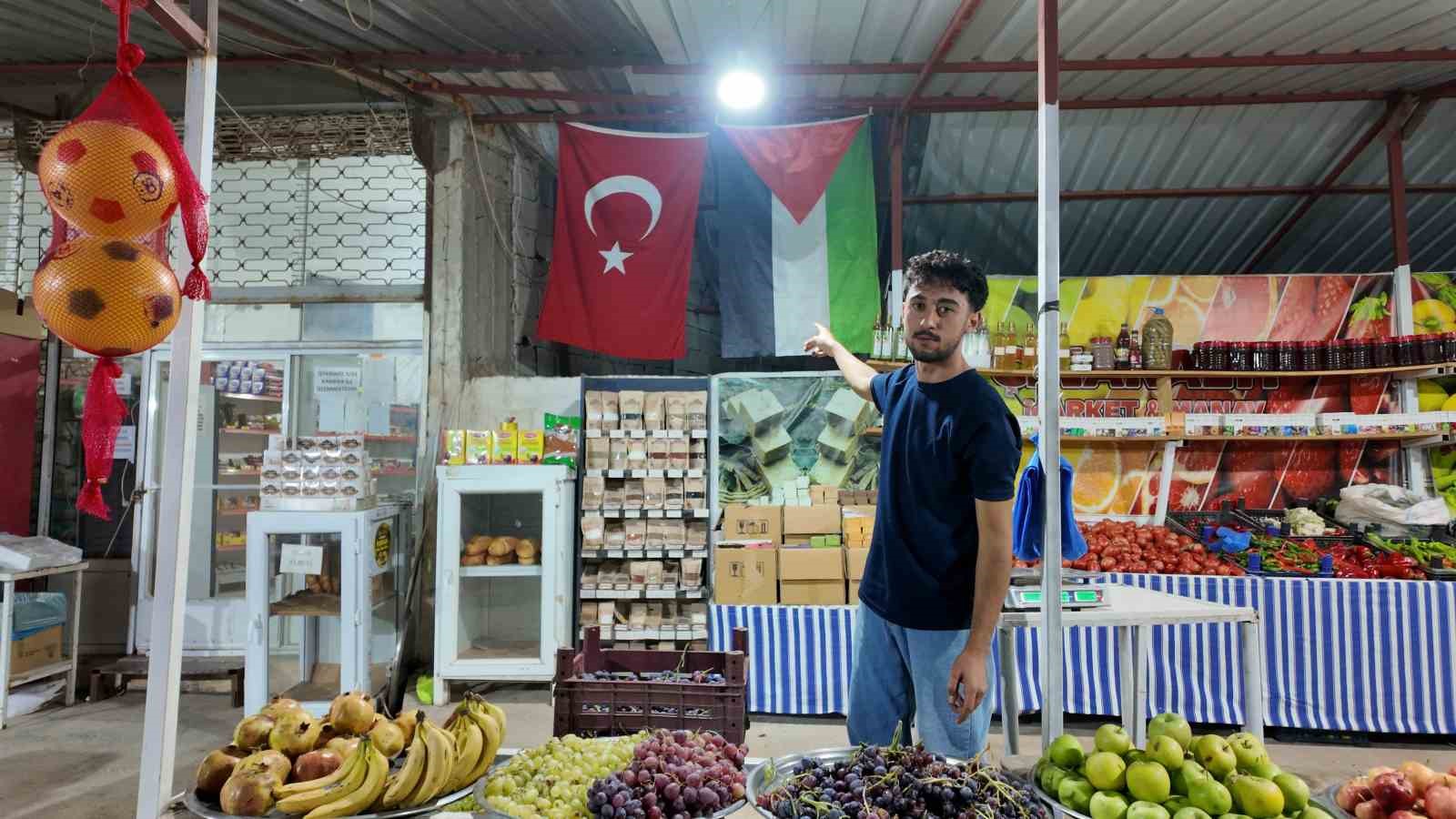 Hatay’da 3 yıldır marketine İsrail menşeli ürünleri sokmayan genç esnaf, dolabına boykot mesajı astı
