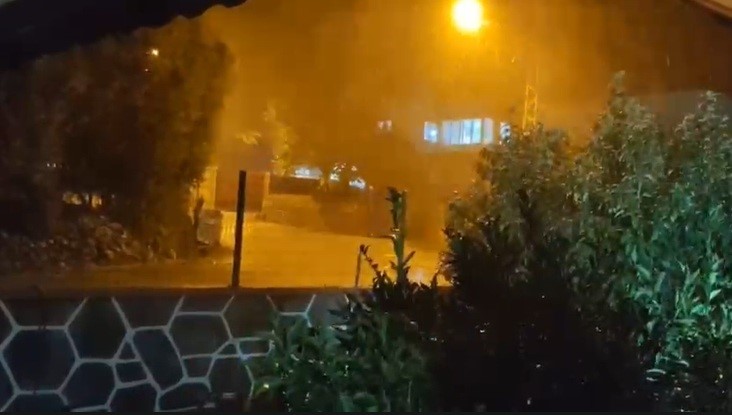 Hatay’da ceviz büyüklüğünde dolu yağdı, bazı araçlar hasar gördü
