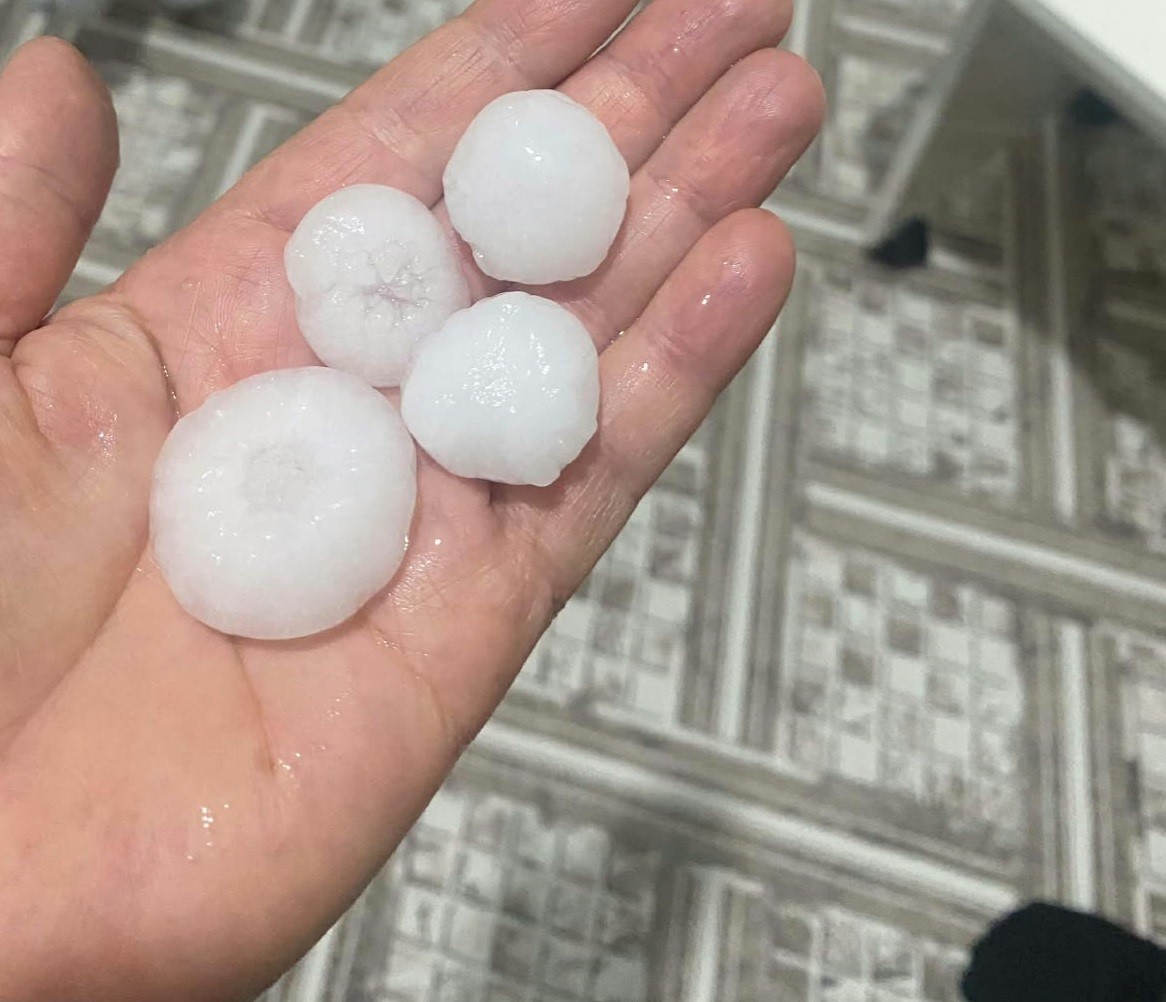 Hatay’da ceviz büyüklüğündeki dolu çevreyi beyaza bürüdü
