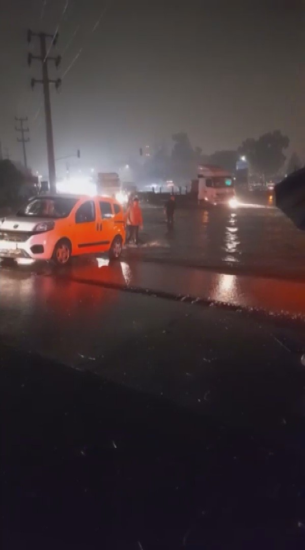 Hatay’da sağanak yağış yolları ve caddeleri göle çevirdi
