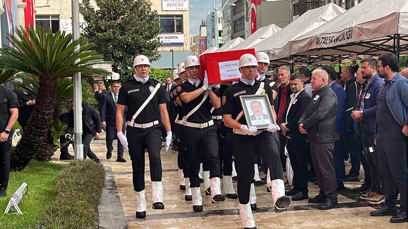 Hayatını kaybeden Muratpaşa Kaymakamı Kara gözyaşlarıyla uğurlandı
