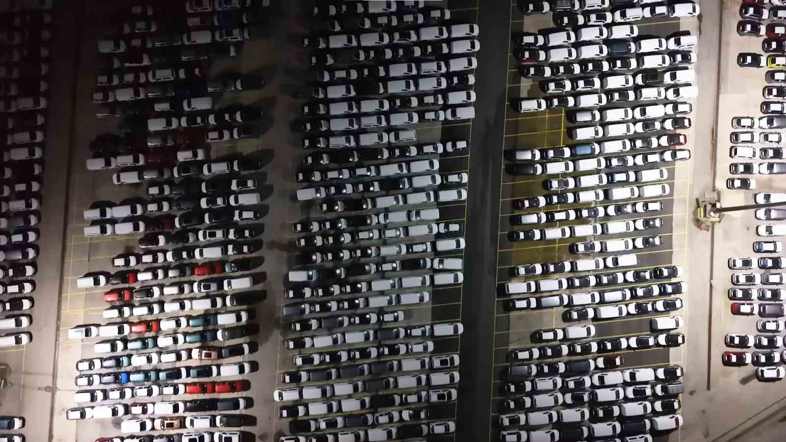 Haydarpaşa Limanı’nda gece mesaisi: 2026 model araçlar limana indirildi
