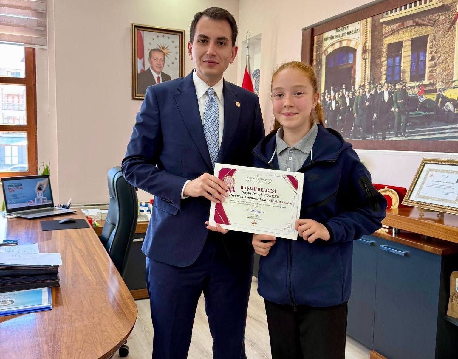 Hisarcık Kaymakamı Erkan Atam’dan başarılı öğrenciye ödül
