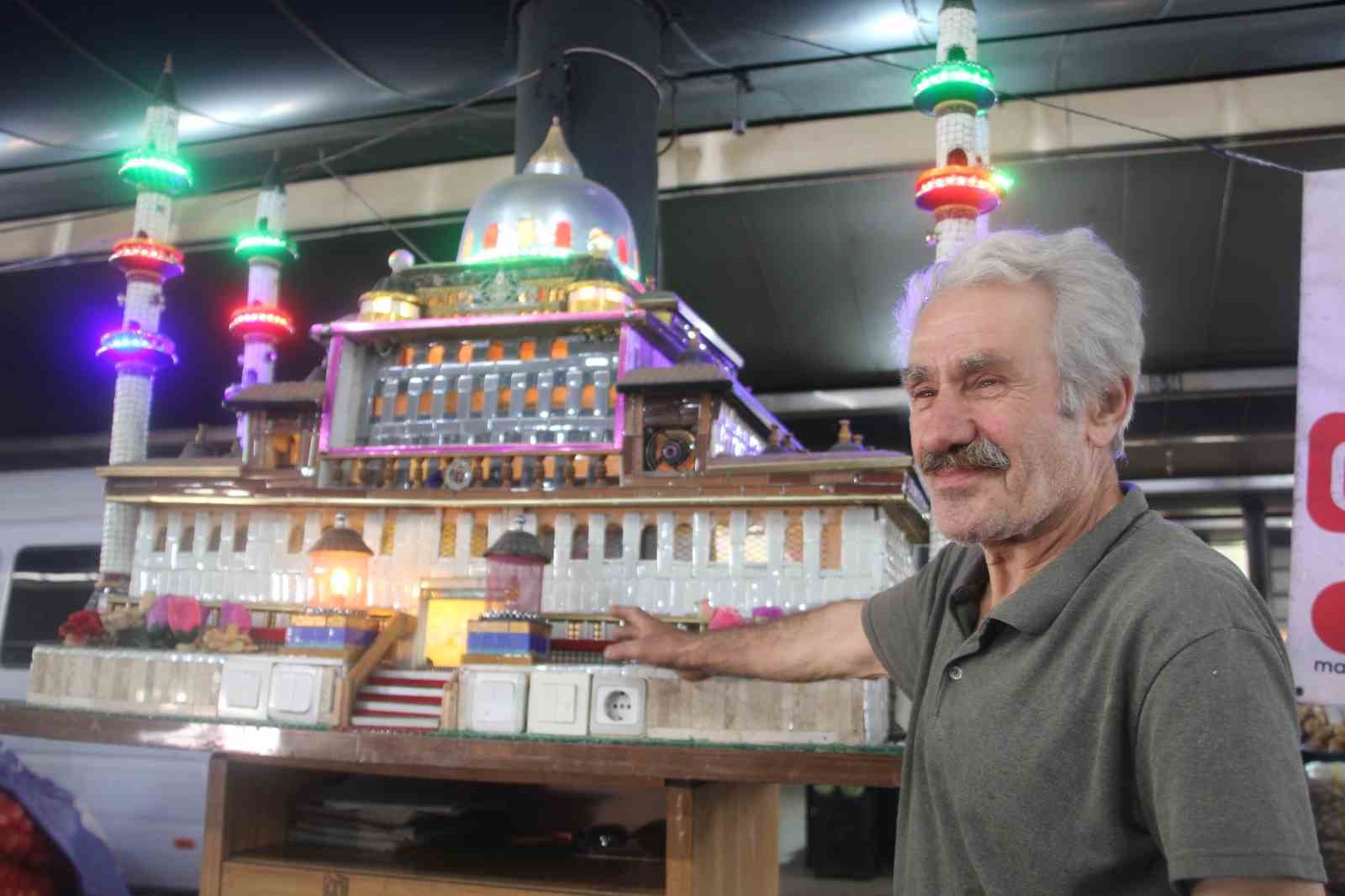 Hobi amacıyla başladı, 400 kiloluk cami maketi yaptı
