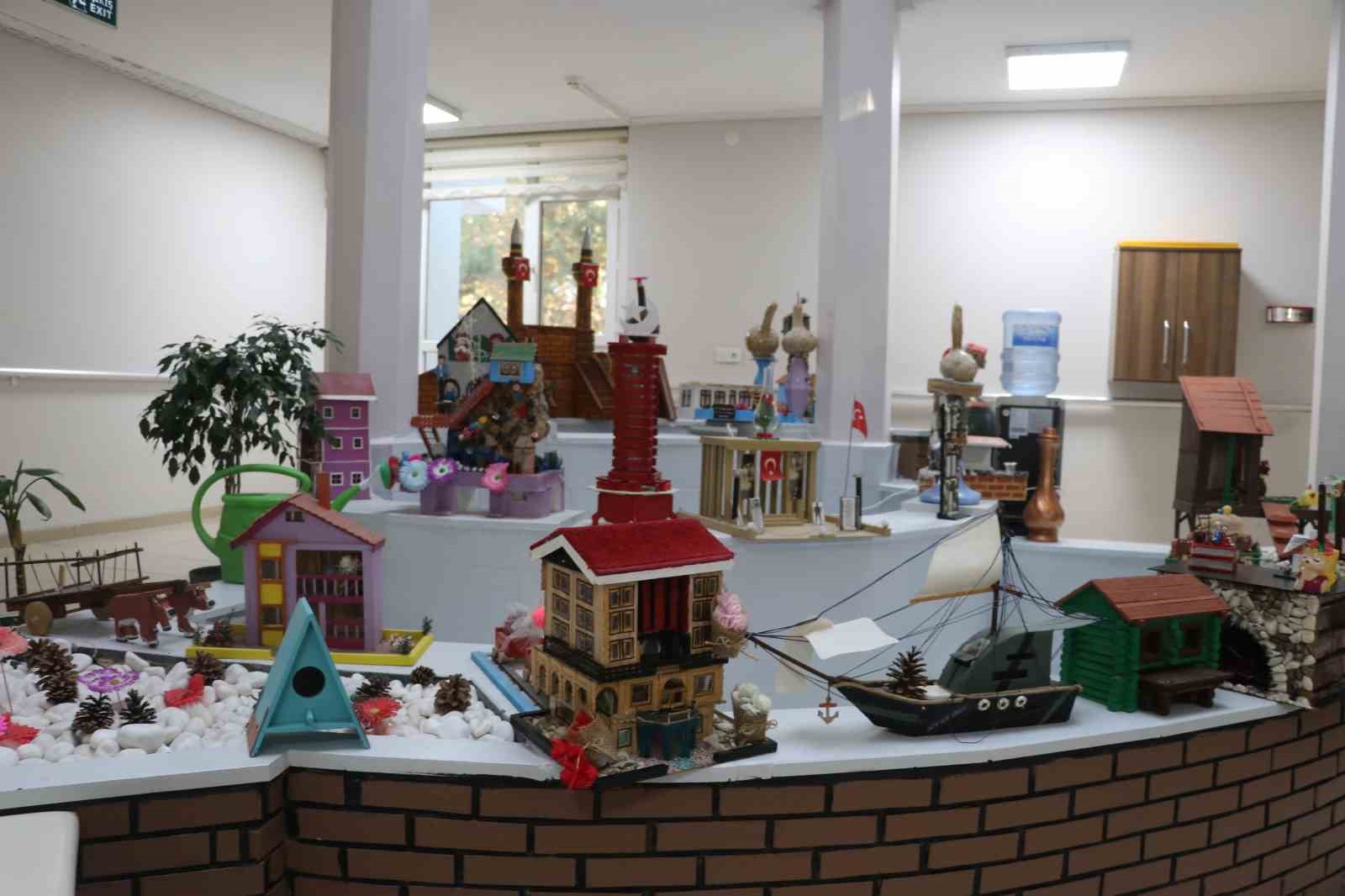 Huzurevi sakinleri hünerlerini sanat ve el emeğiyle sergiliyor
