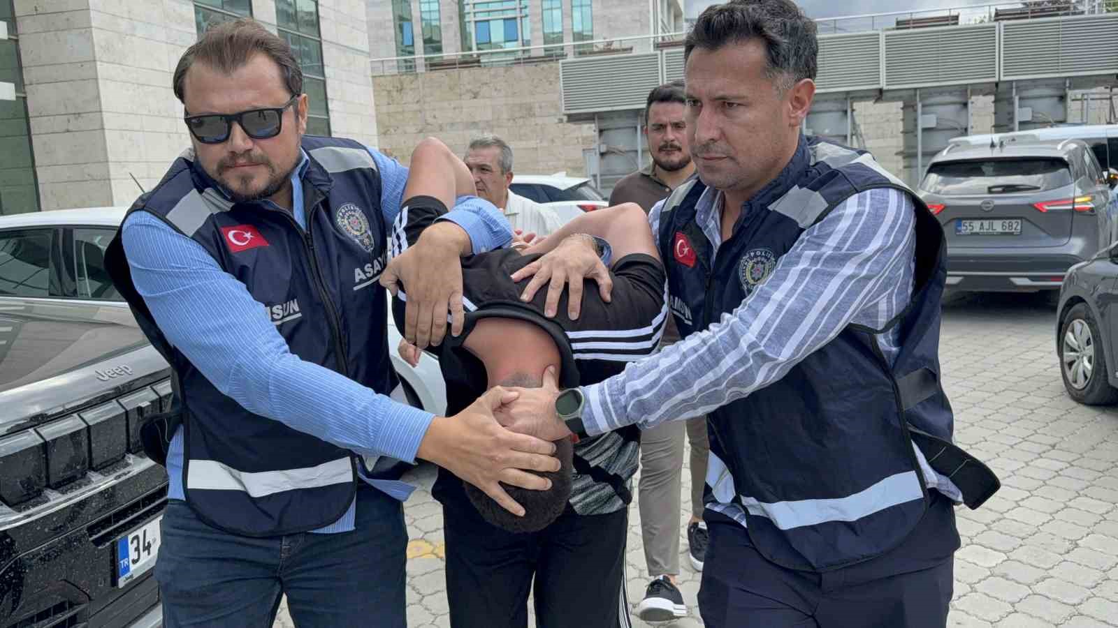 İçinde husumetlisi var zannedip boş araca kurşun yağdırdı
