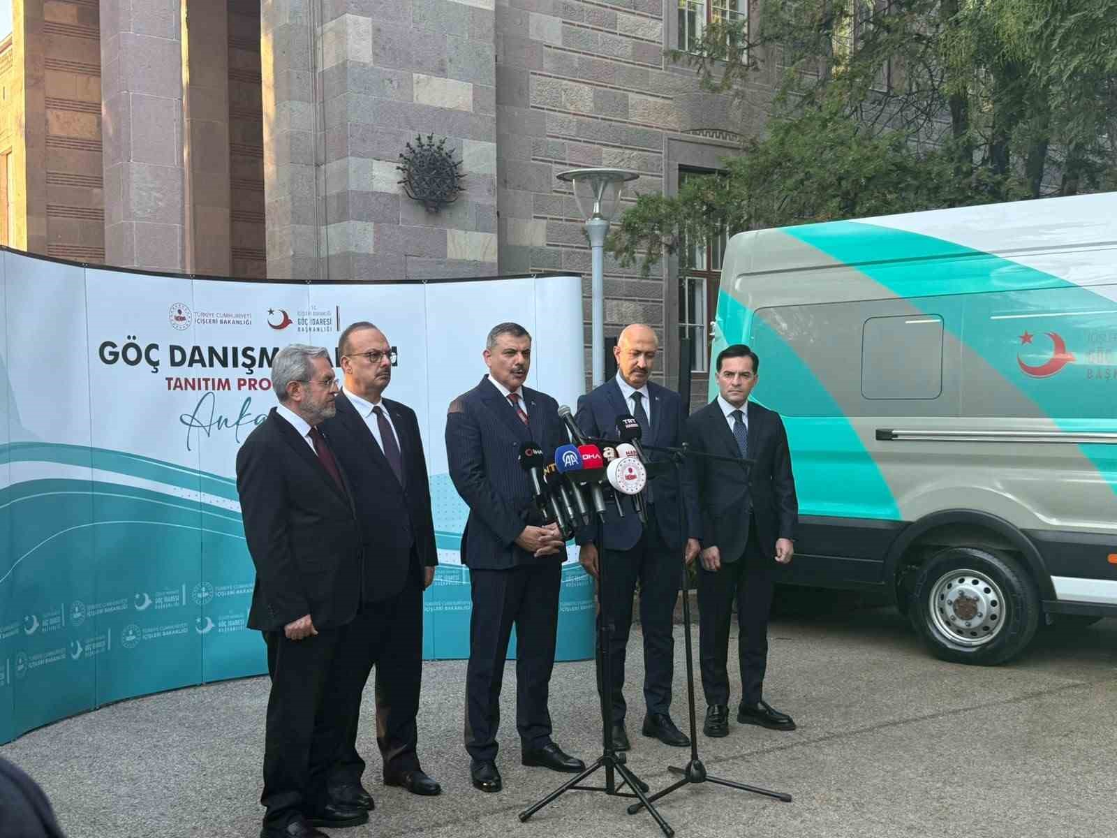 İçişleri Bakanı Çiftçi: "Okullardaki bahçe görevlilerimiz gerektiğinde arama yapabilsin diye 2 bin 800 tane el dedektörü dağıttık"
