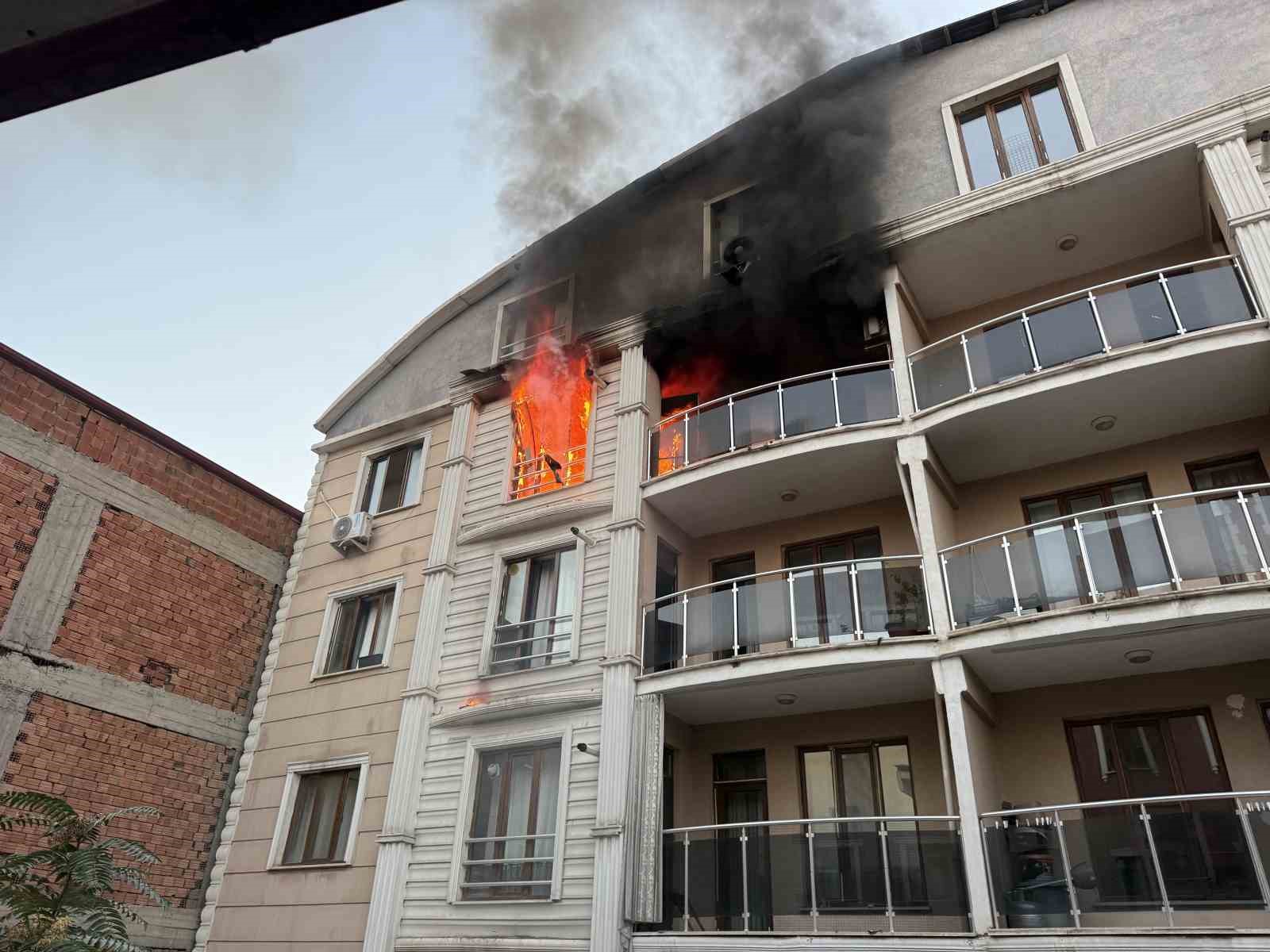 Iğdır’da itfaiye erleri çevresi kapalı olan binadaki yangına güçlükle müdahale etti
