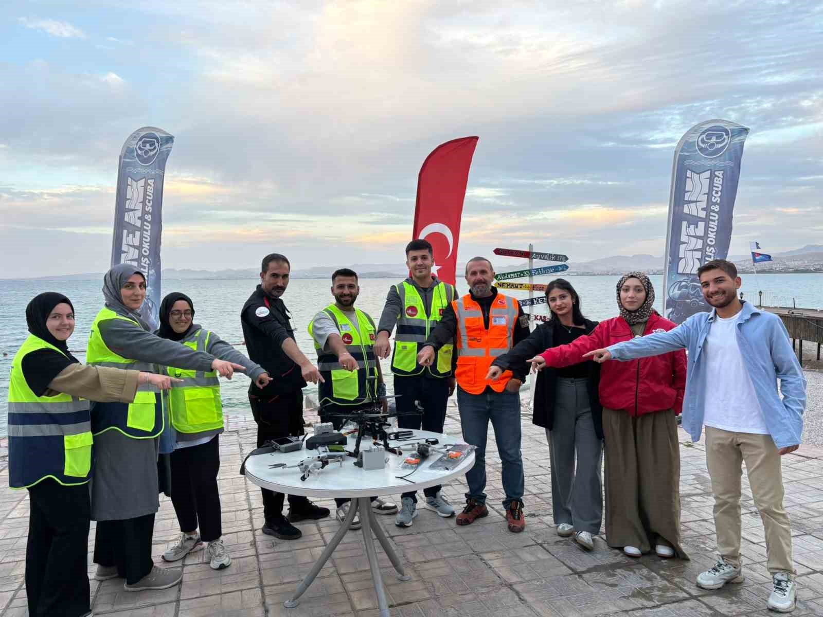 İHAKUT ekibinden Van Gölü’nde gerçeğini aratmayan tatbikat
