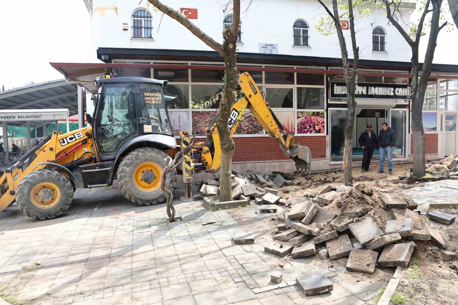 İhsaniye eski köy meydanı modern bir görünüme kavuşuyor
