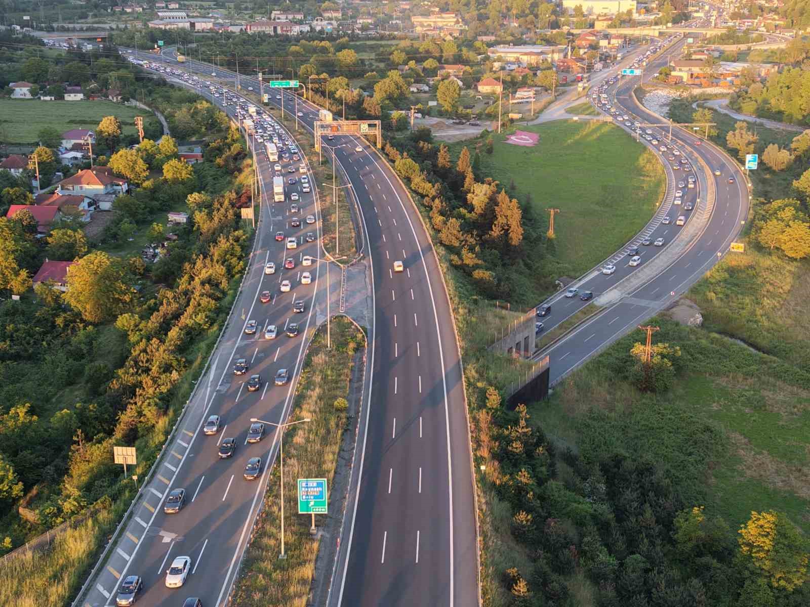 İki ana güzergahta trafik yoğunluğu sürüyor
