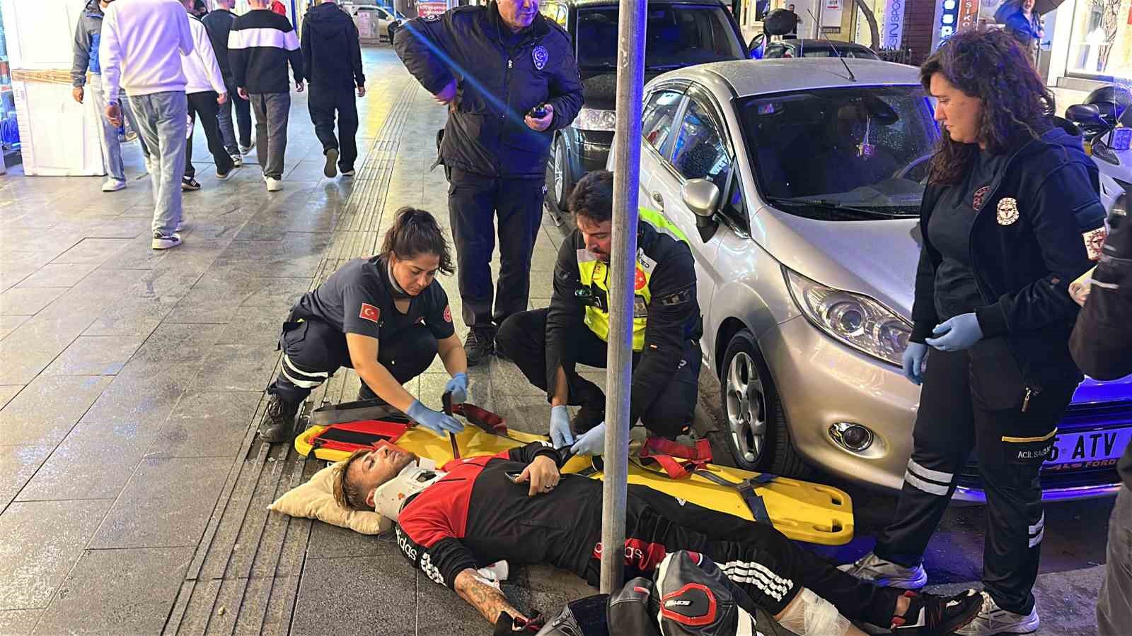İki otomobilin arasından geçerken kaza yapan motosiklet sürücüsü yaralandı
