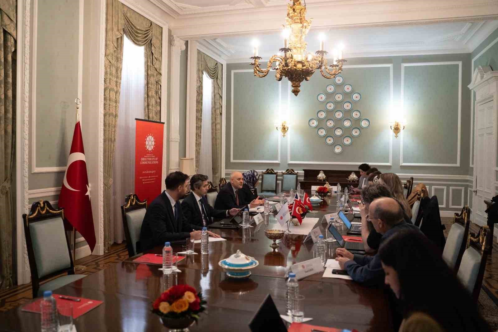 İletişim Başkanı Duran: "Ülkemiz; jeostratejik konumu, askerî kapasitesi ve caydırıcılık unsurlarıyla, Soğuk Savaş’tan günümüze NATO’nun kolektif savunma mimarisinde vazgeçilmez bir merkez ülke ve jeopolitik denge unsurudur" dedi.
